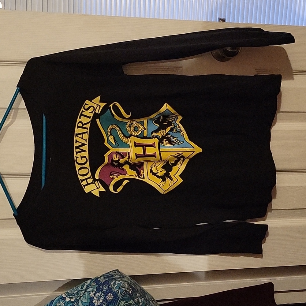 Black Warner Bros. Harry Potter Hogwarts Crest long sleeve t-shirt, size small